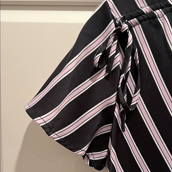 Chic Black and White Striped dress 👗 to the knee and it has modesty clip. New! - Picture 10 of 16